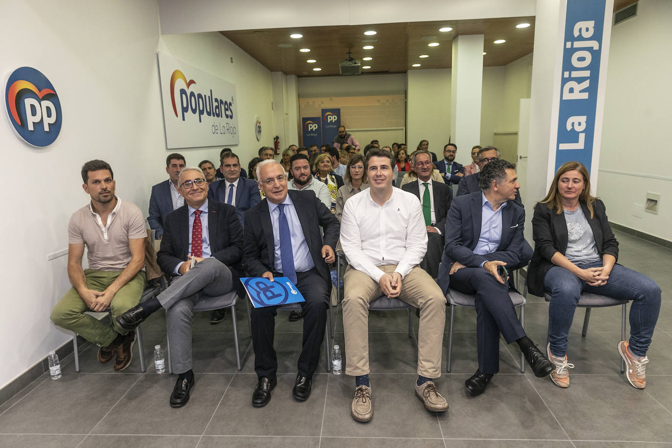 Fotos: La ejecutiva regional del PP apoya a Capellán como candidato