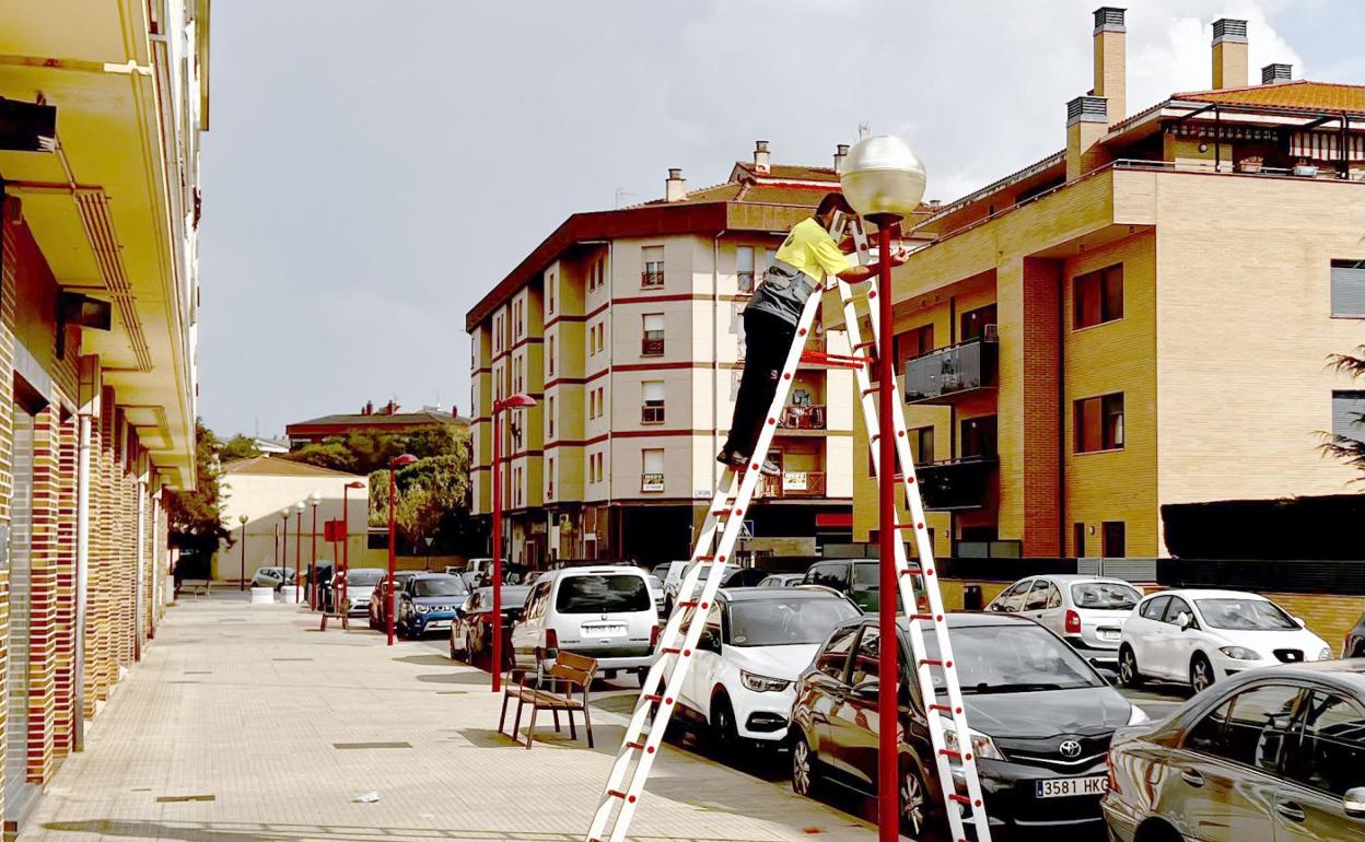 Un operario cambia una de las luminarias de las calles de Haro. 