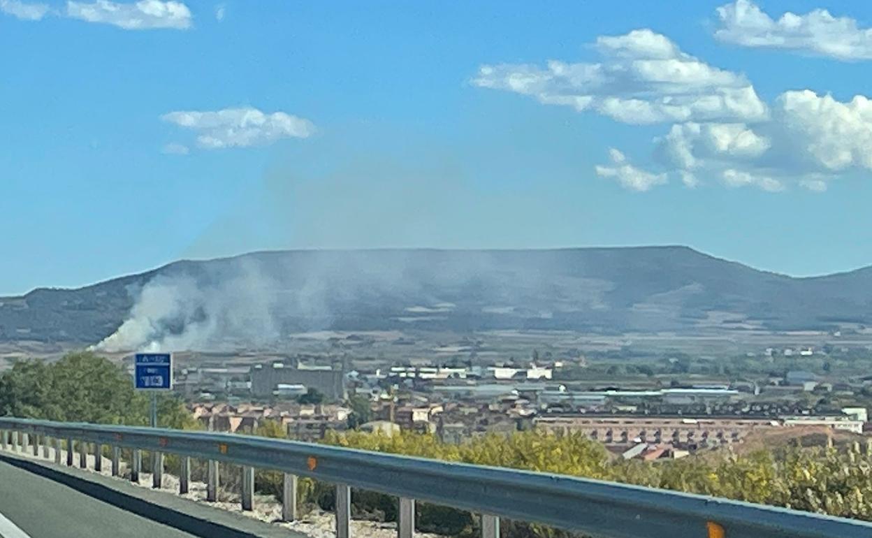 Foto del humo del incendio en la N-120 a la altura de Nájera