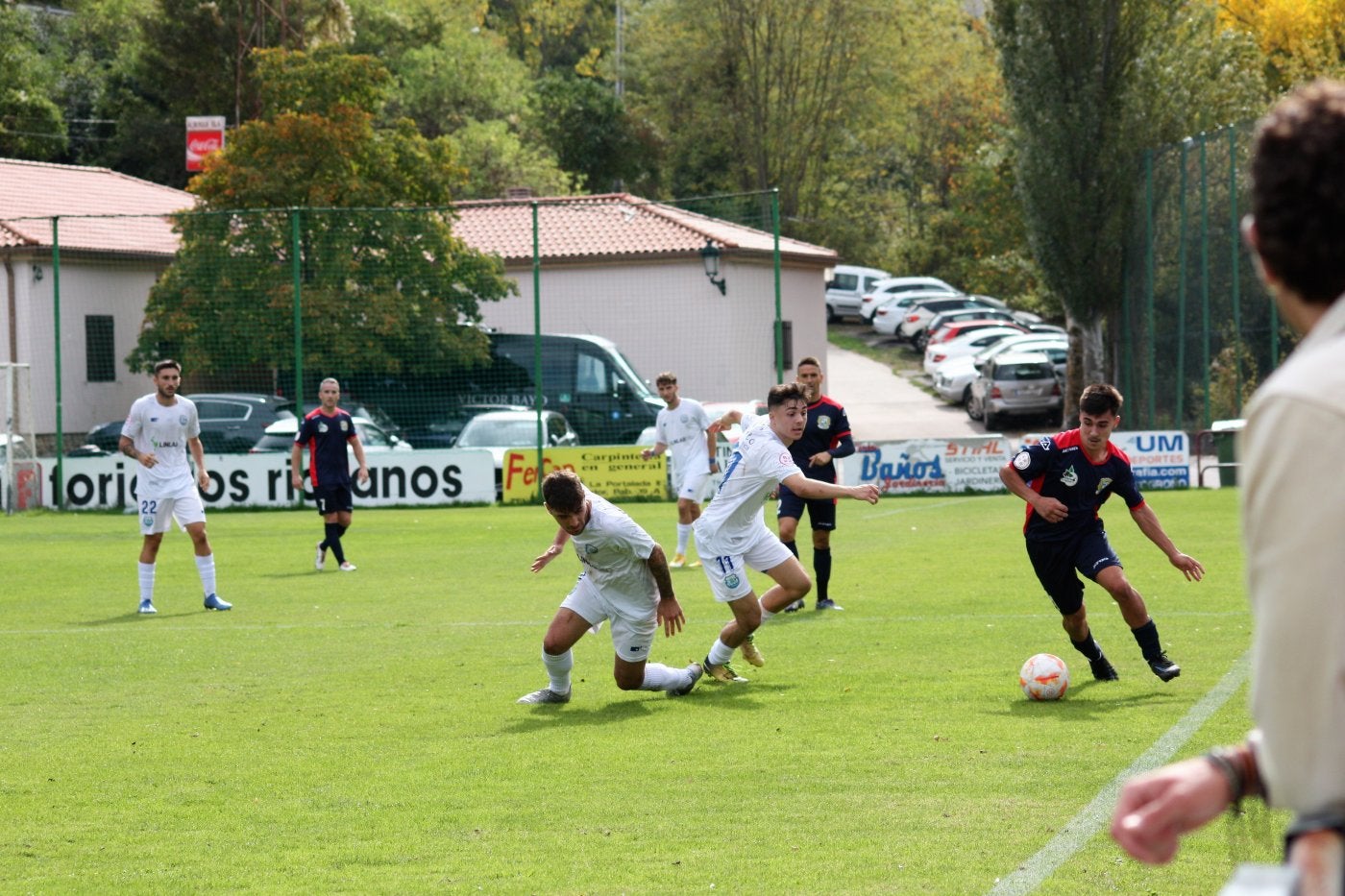 El local Iker se deshace de dos contrarios para seguir su ataque. 