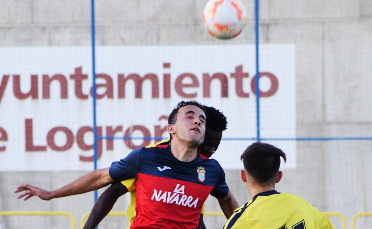 Camilo y Ousmane intentan cabecear el esférico. 