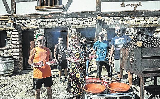 Un grupo procedente de Bilbao, en la casa El Nogal, en Laguna de Cameros. 