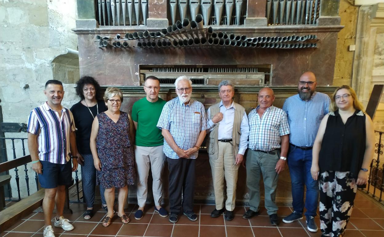 Vecinos de Vadocondes, en la provincia de Burgos, que iniciaron la campaña para restaurar el órgano de la iglesia, logrando el triple de lo mínimo para poder acometer la intervención. 