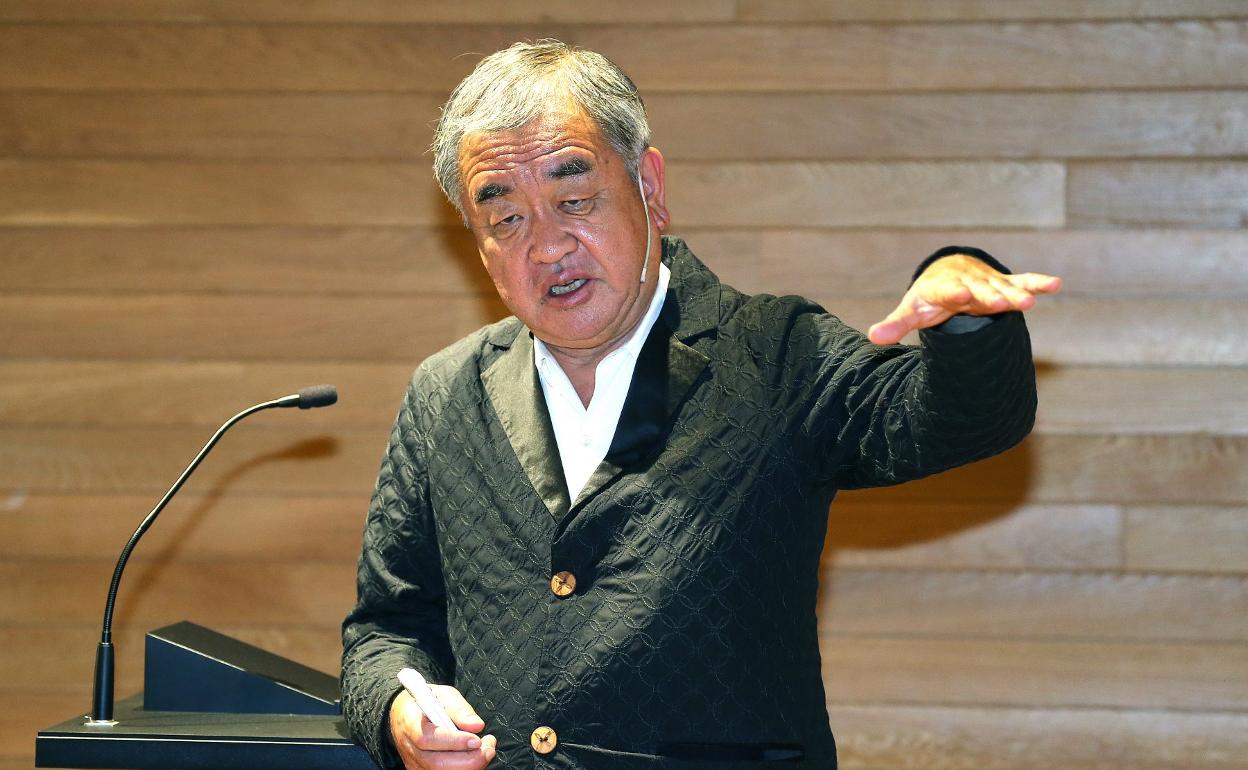 Kengo Kuma, ayer durante su exposición en Logroño. 