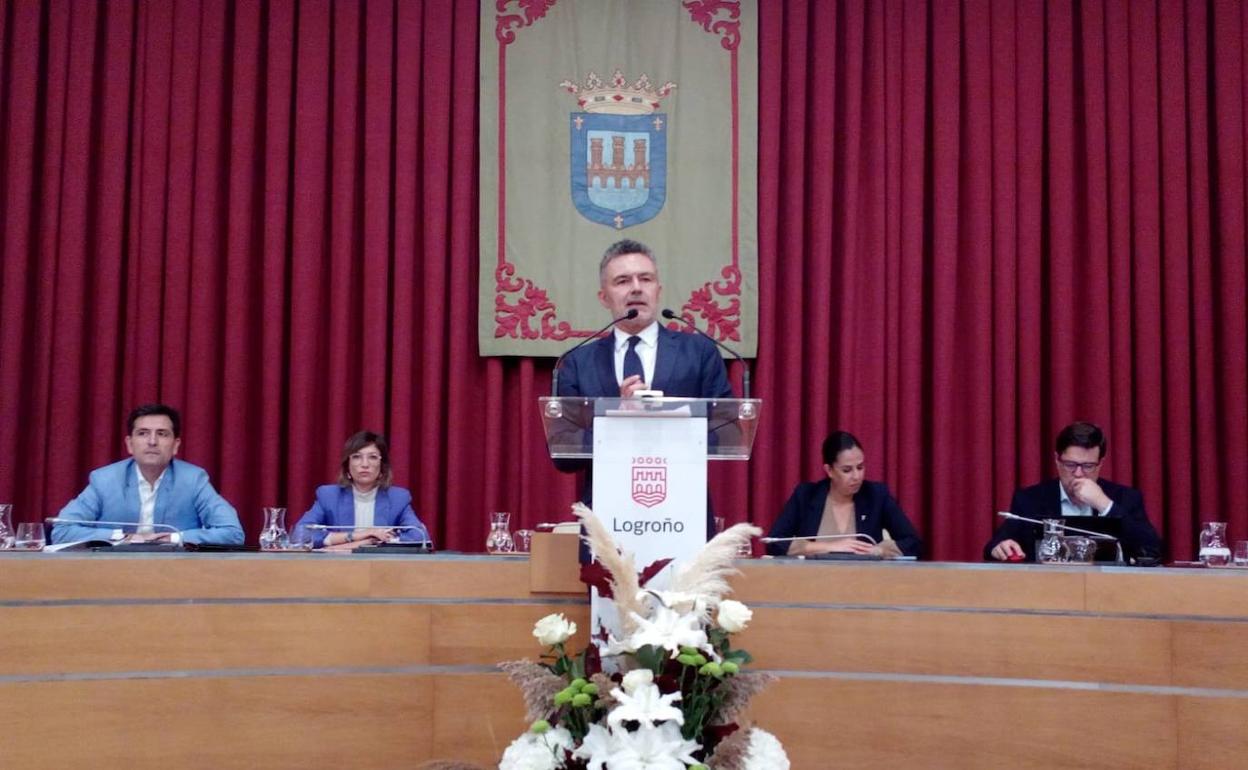 Escobar tacha a Hermoso de «fraude político» y se compromete a revisar las actuaciones de 'Calles Abiertas'