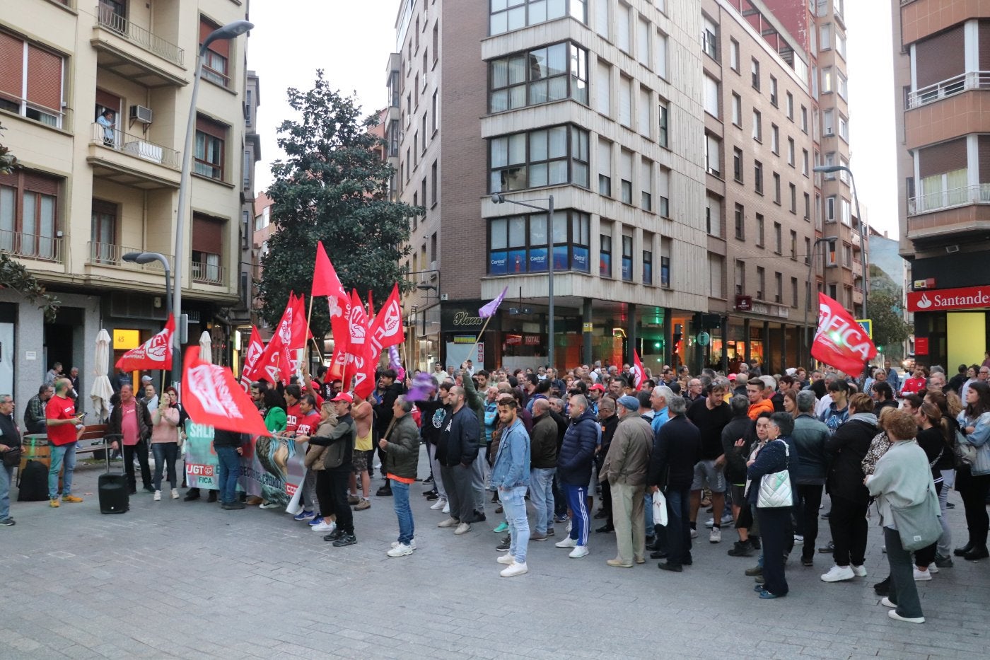 Algo más de 200 personas se concentraron ayer cortando el tráfico en la céntrica Puerta Munillo. 