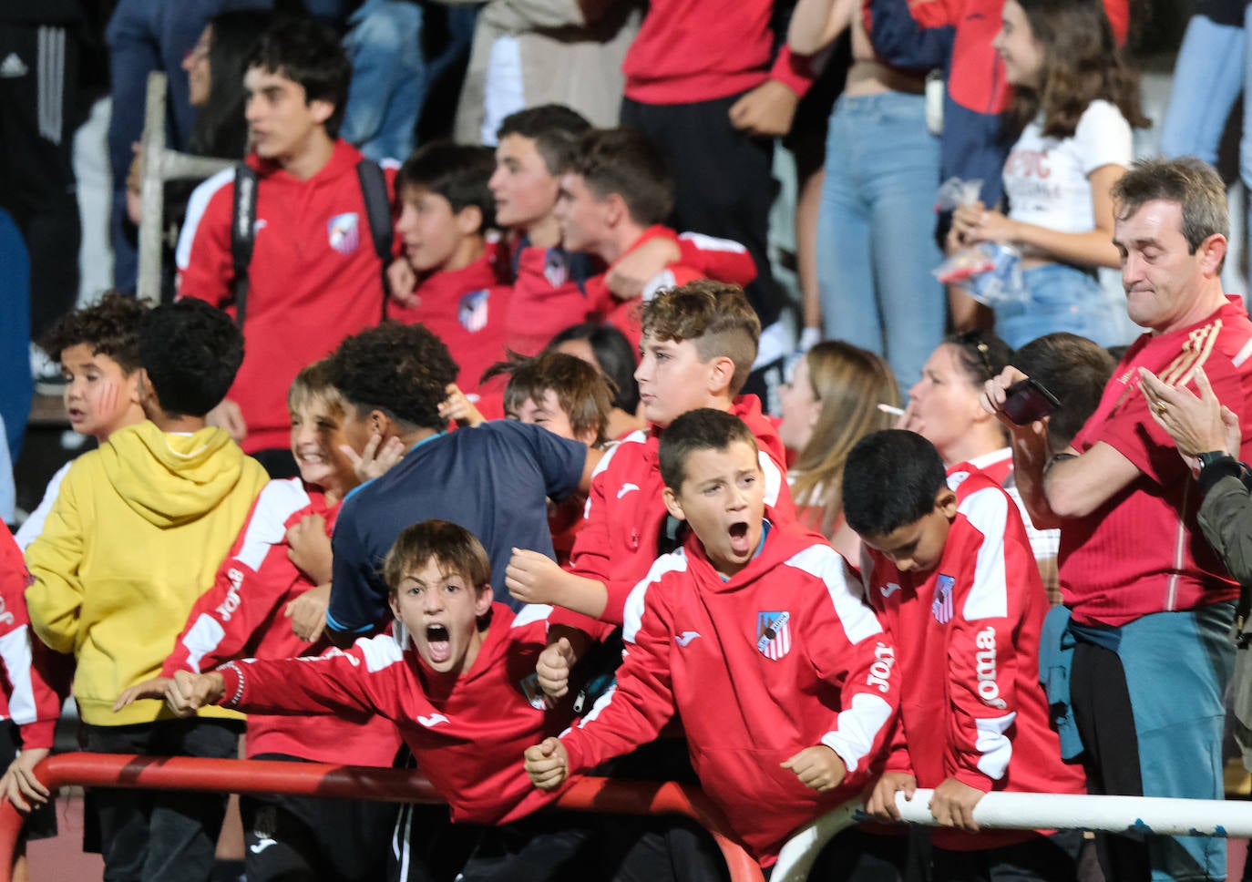 Los aficionados catones celebran el triunfo ante el Dinamo San Juan. 