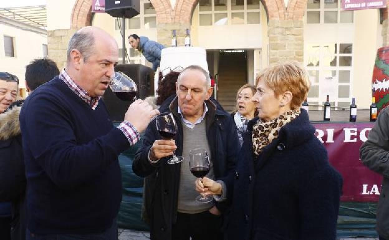 La consejera Tapia junto al diputado general de Álava, Ramiro González (en el centro), y el viceconsejero vasco de Agricultura, Bittor Oroz. 