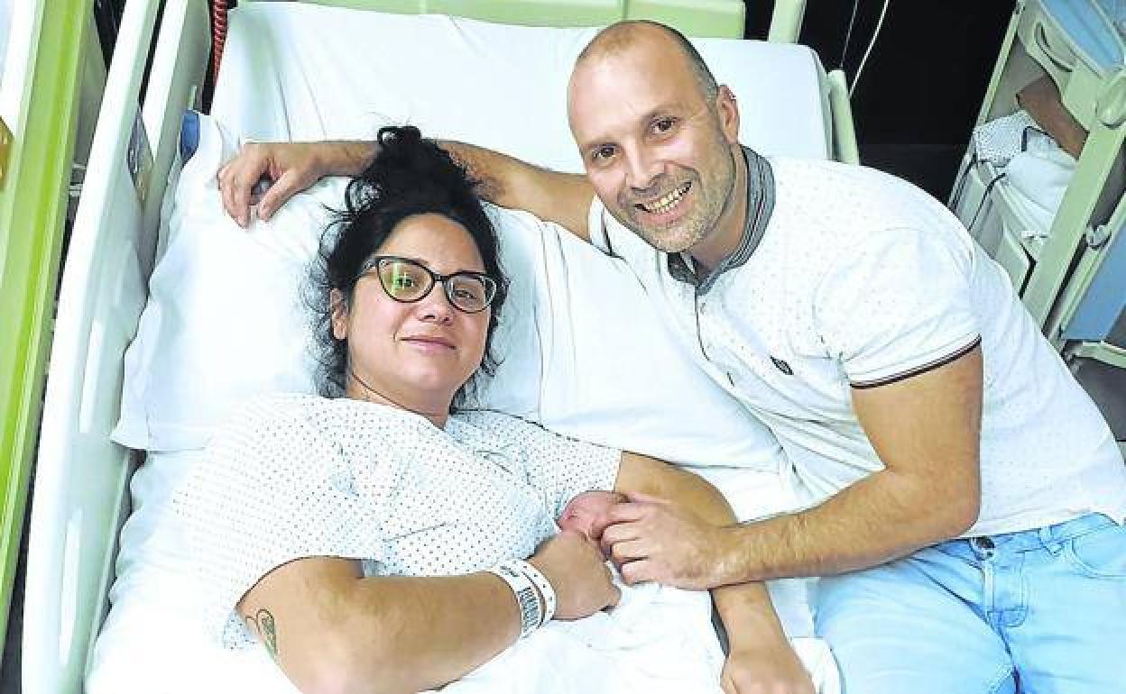 Laura y Pedro posaban anoche sonrientes con Aimar en la habitación del hospital de Basurto.