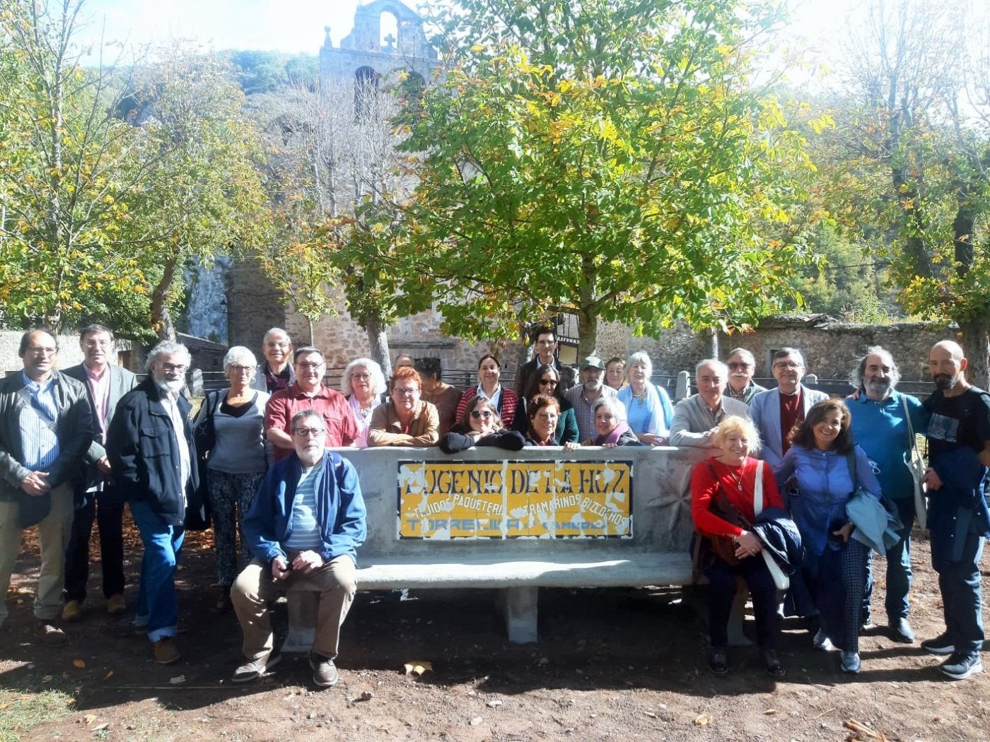 Los participantes en el XXIV congreso de la Asociación de Ceramología posan en Pradillo. 