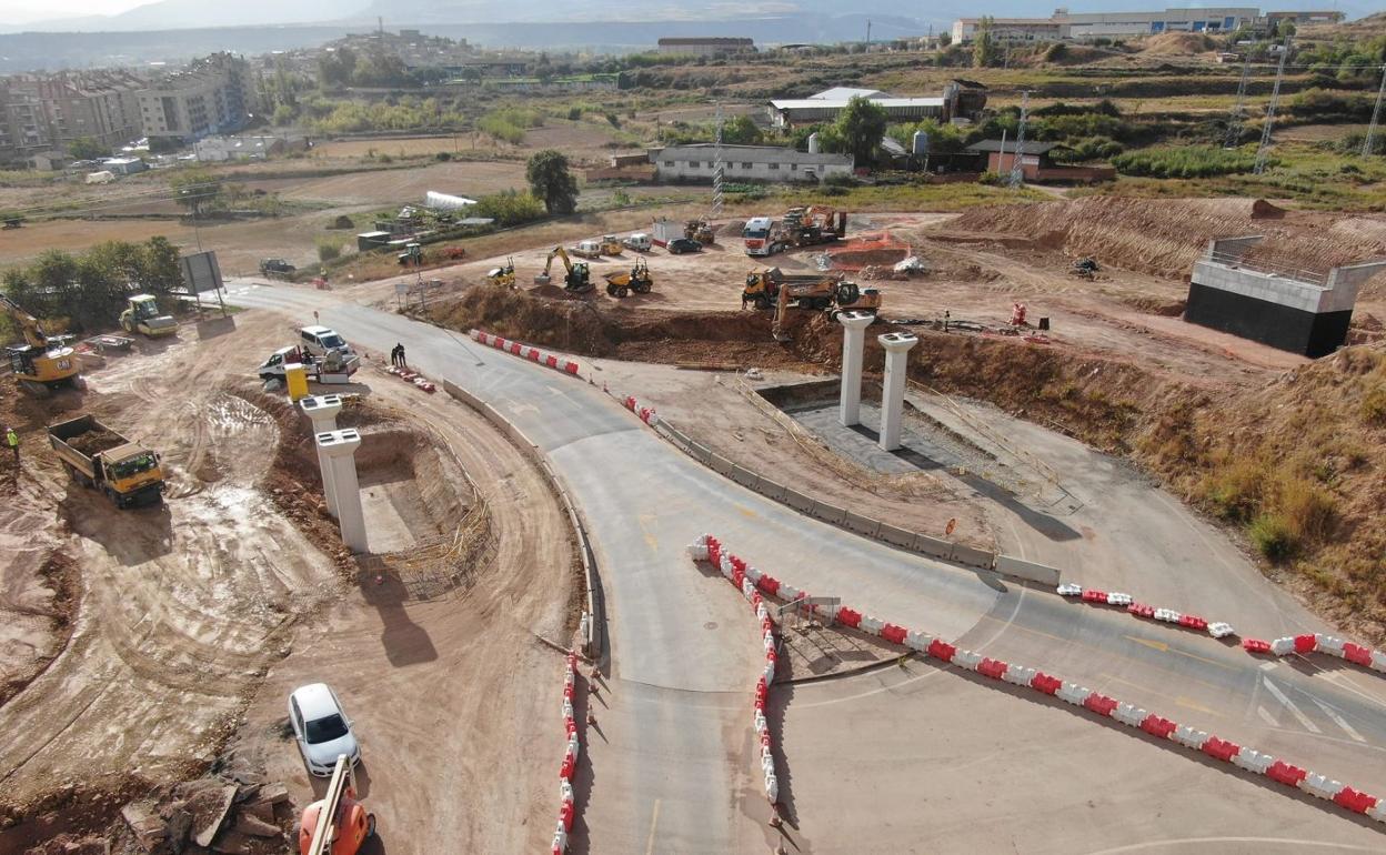 Vista panorámica realizada con el dron de la Policía Local de Lardero de las obras de la Ronda Sur en avenida de Navarrete. 