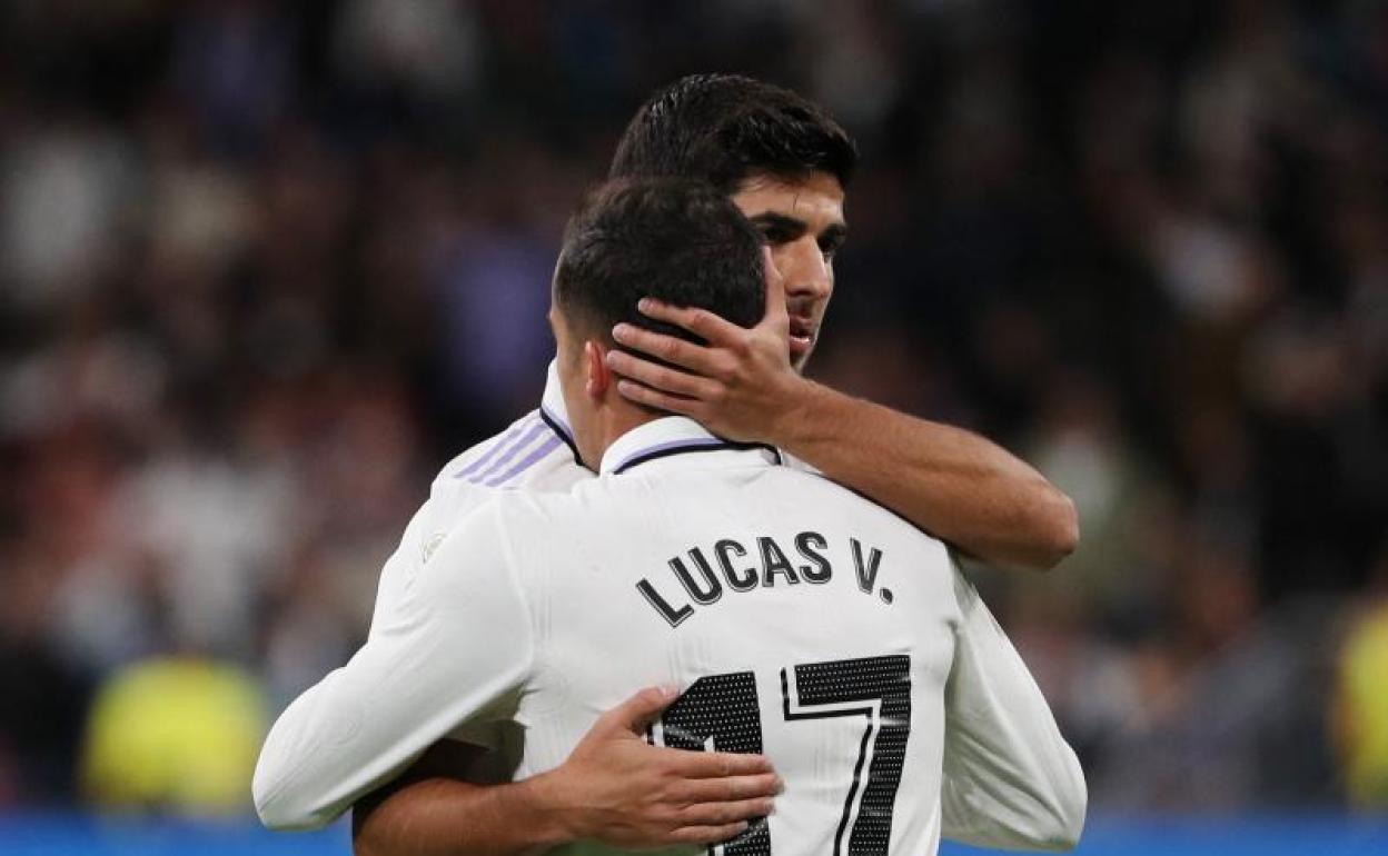 Marco Asensio abraza a Lucas Vázquez tras el gol del gallego frente al Sevilla. 