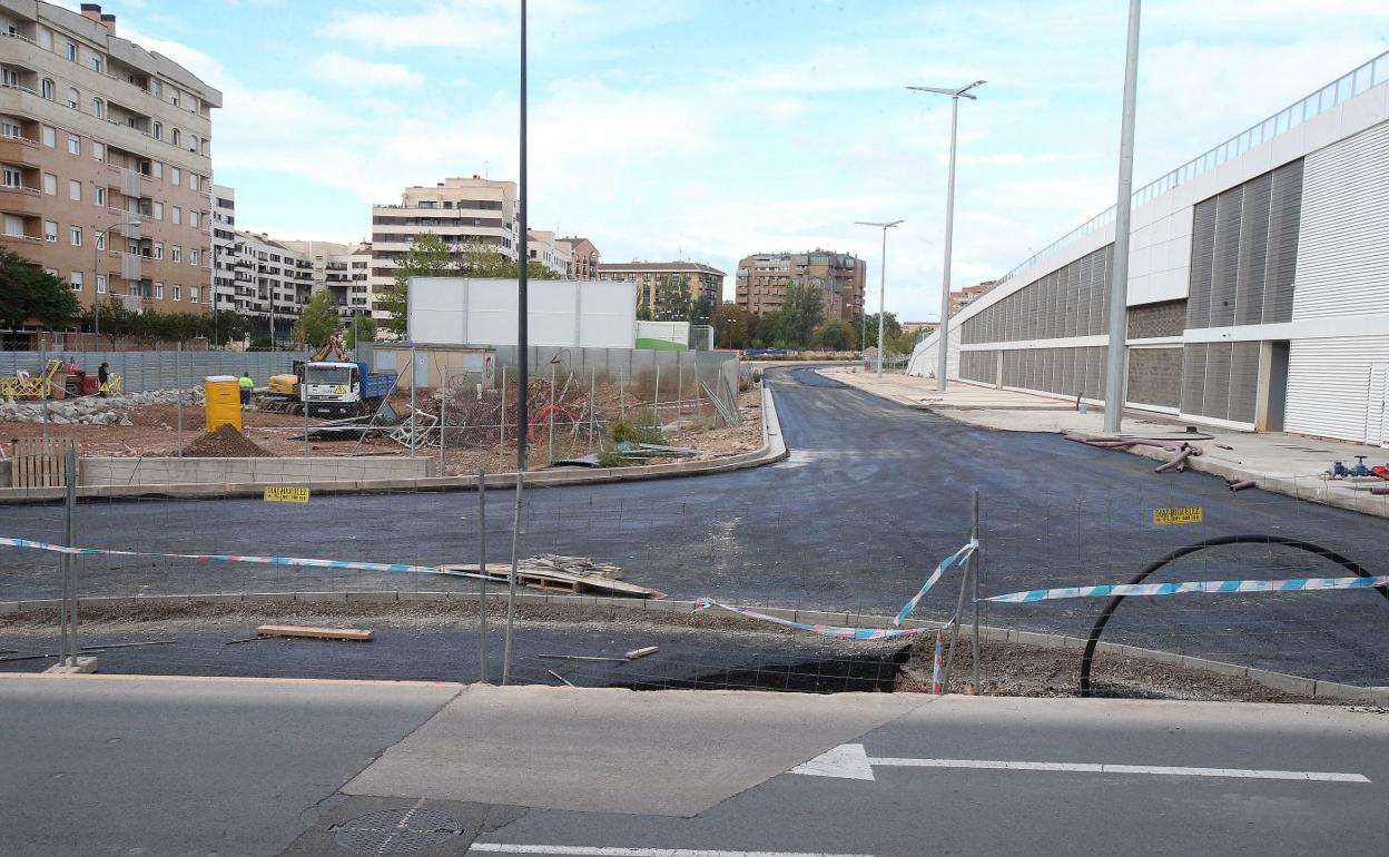Parte de la rotonda que completará lo ya existente y nuevo tramo de Miguel Delibes desde la subestación hasta Hermanos Hircio. 