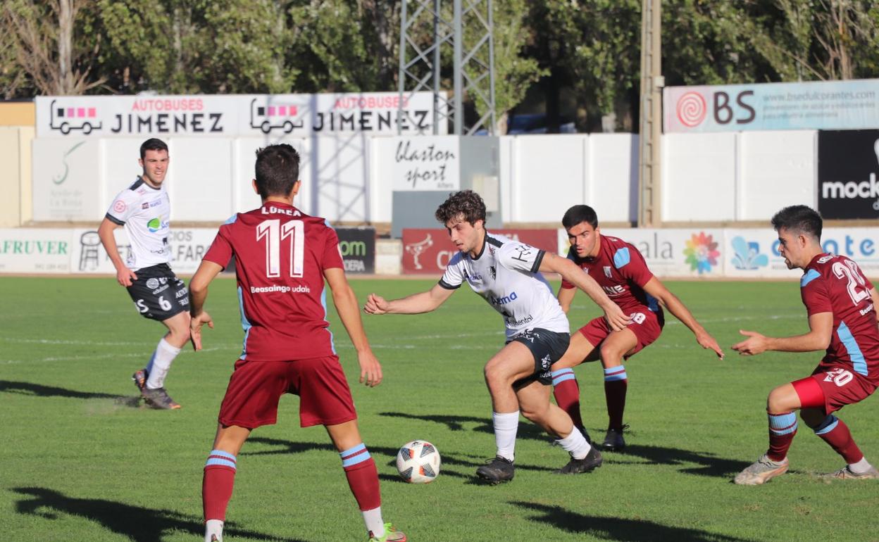 Aitor intenta zafarse de tres jugadores rivales en el choque de ayer en La Molineta. 