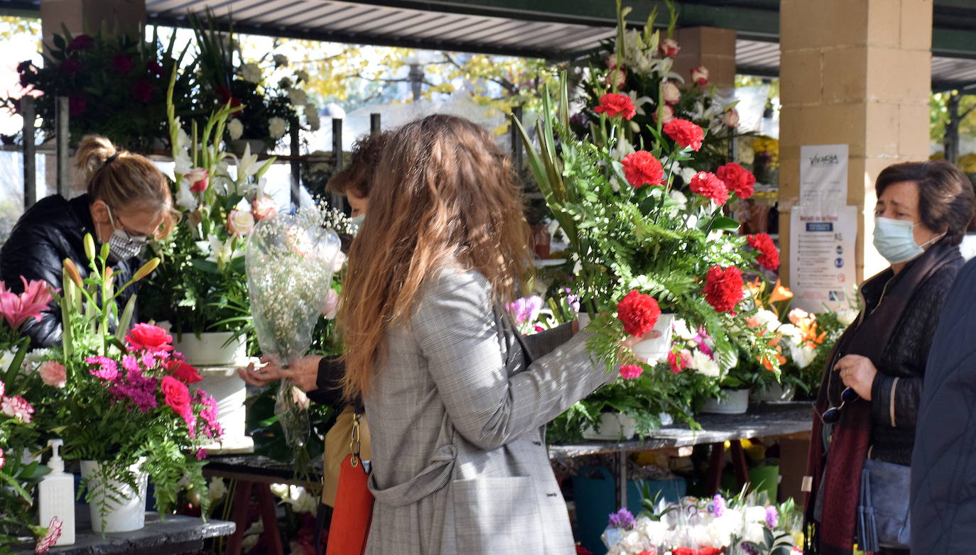 Varios clientes compran flores en una pasada edición del Mercado de las Flores. 