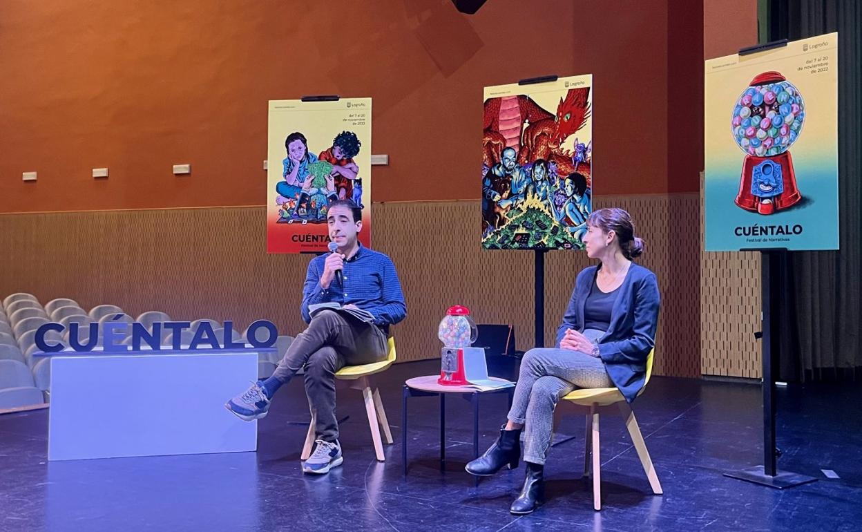 Juan García Calvo, coordinador del festival Cuéntalo, y la concejala Carmen Urquía, ayer en la presentación del programa. 