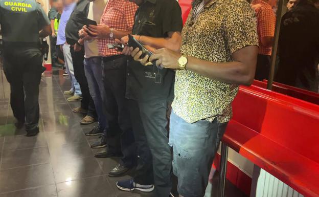 Imagen principal - Tres momentos del operativo en uno de los clubes. 