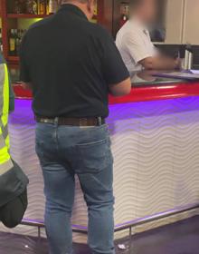 Imagen secundaria 2 - Tres momentos del operativo en uno de los clubes. 