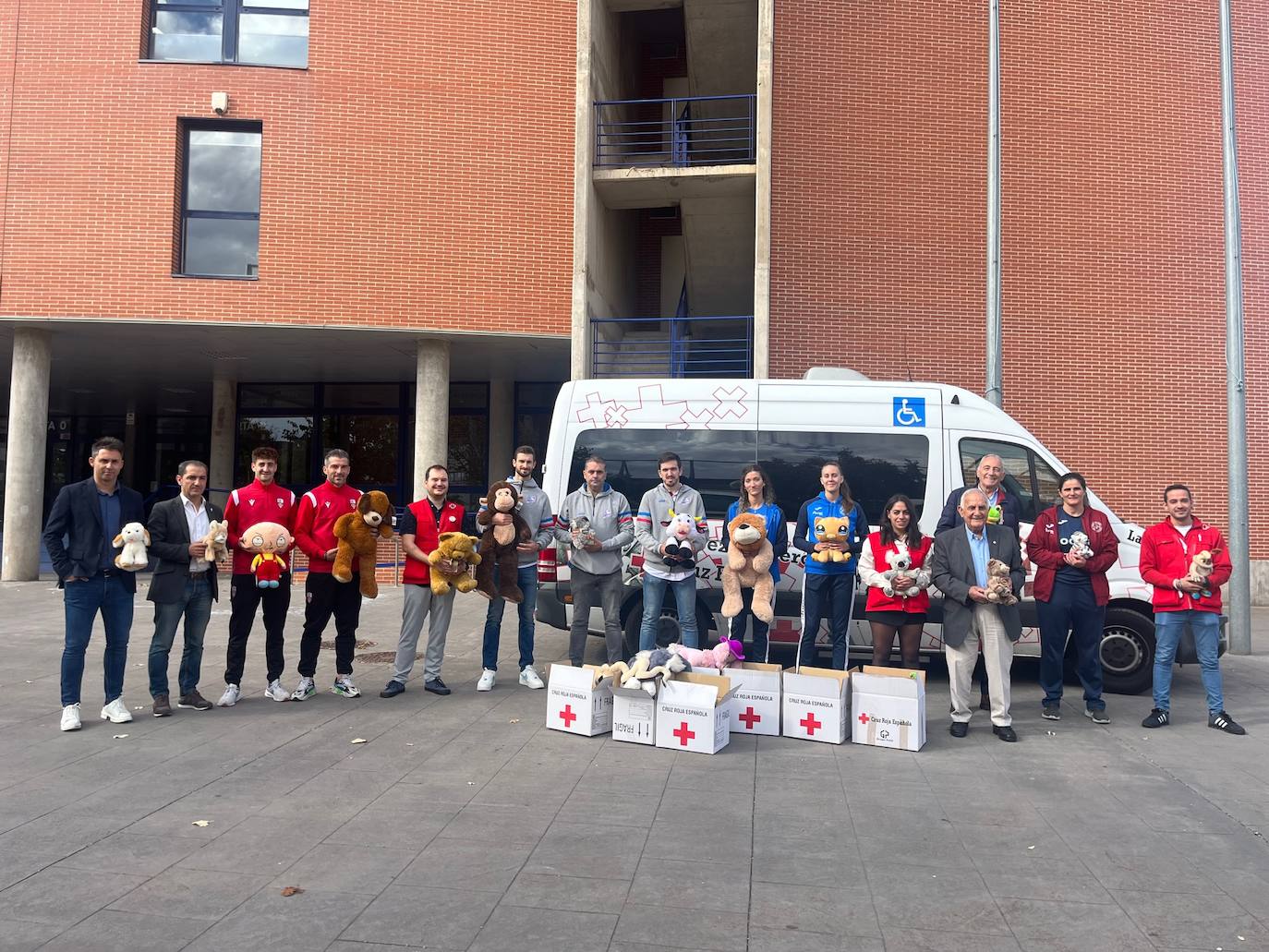 Foto de familia de la presentación de la campaña de Cruz Roja. 