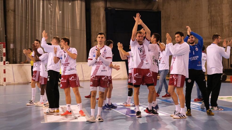 Los jugadores del Ciudad de Logroño saludan al público tras el encuentro del sábado. 