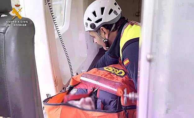 Imagen del rescate del senderista herido. 