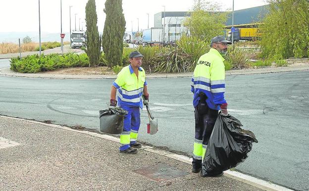 Operarios municipales durante la limpieza de este martes tras la publicación de los vídeos.