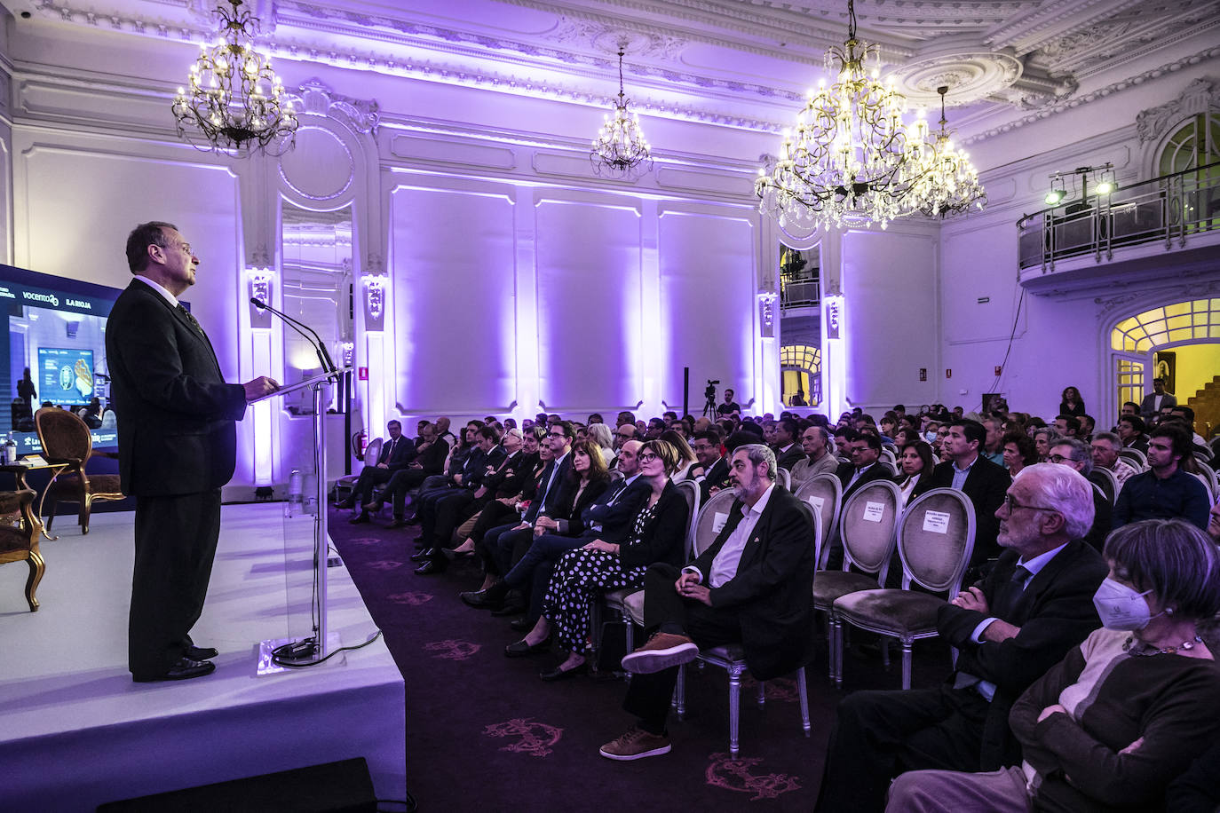 Fotos: Apertura de Futuro en Español en el Círculo Logroñés con Luis García Montero y Elvira Lindo