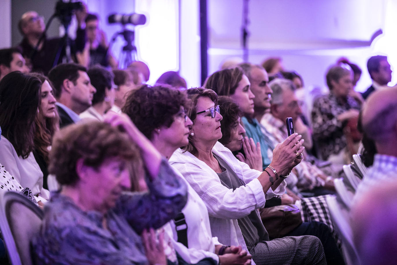 Fotos: Apertura de Futuro en Español en el Círculo Logroñés con Luis García Montero y Elvira Lindo