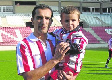 Imagen secundaria 1 - Arriba, Fernando el día de su debut; abajo con su hijo Pablo en brazos y en un partido con el Logroñés, ante el alavés. 