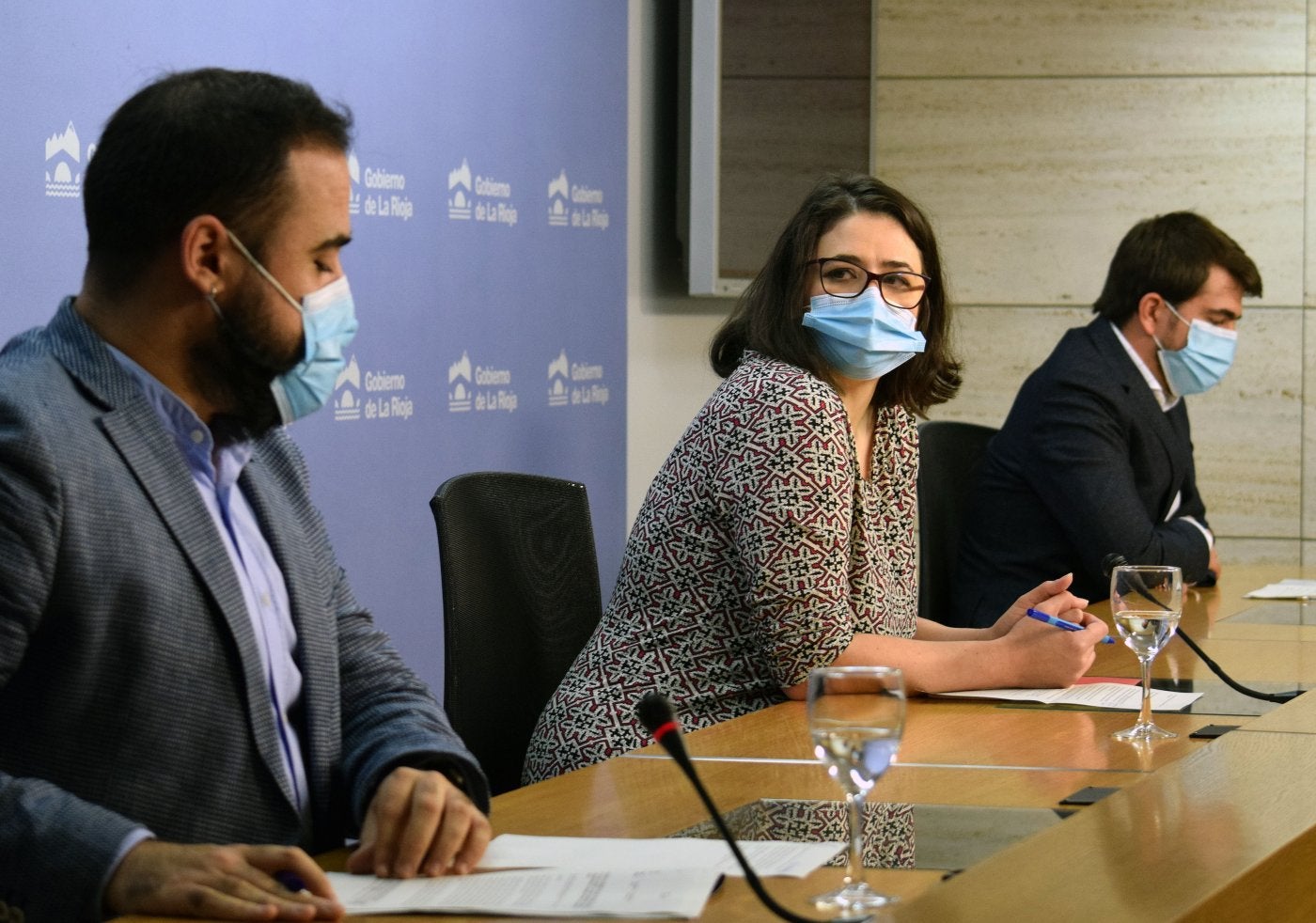 La consejera Raquel Romero, flanqueada por Castillo y Barrionuevo, durante la presentación de las ayudas en diciembre de 2020. 