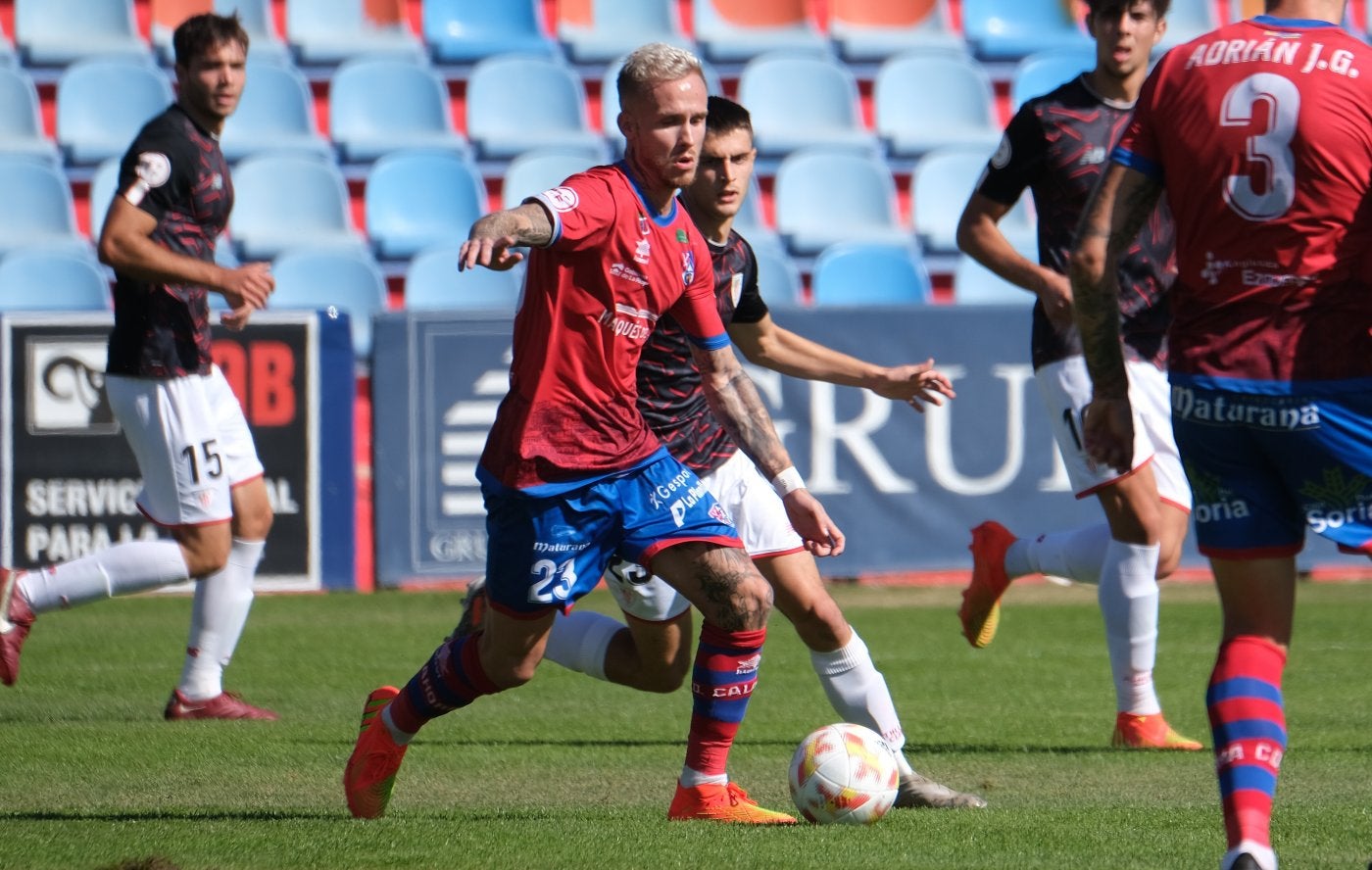 Sergio Gil en el partido contra el filial del Athletic. 