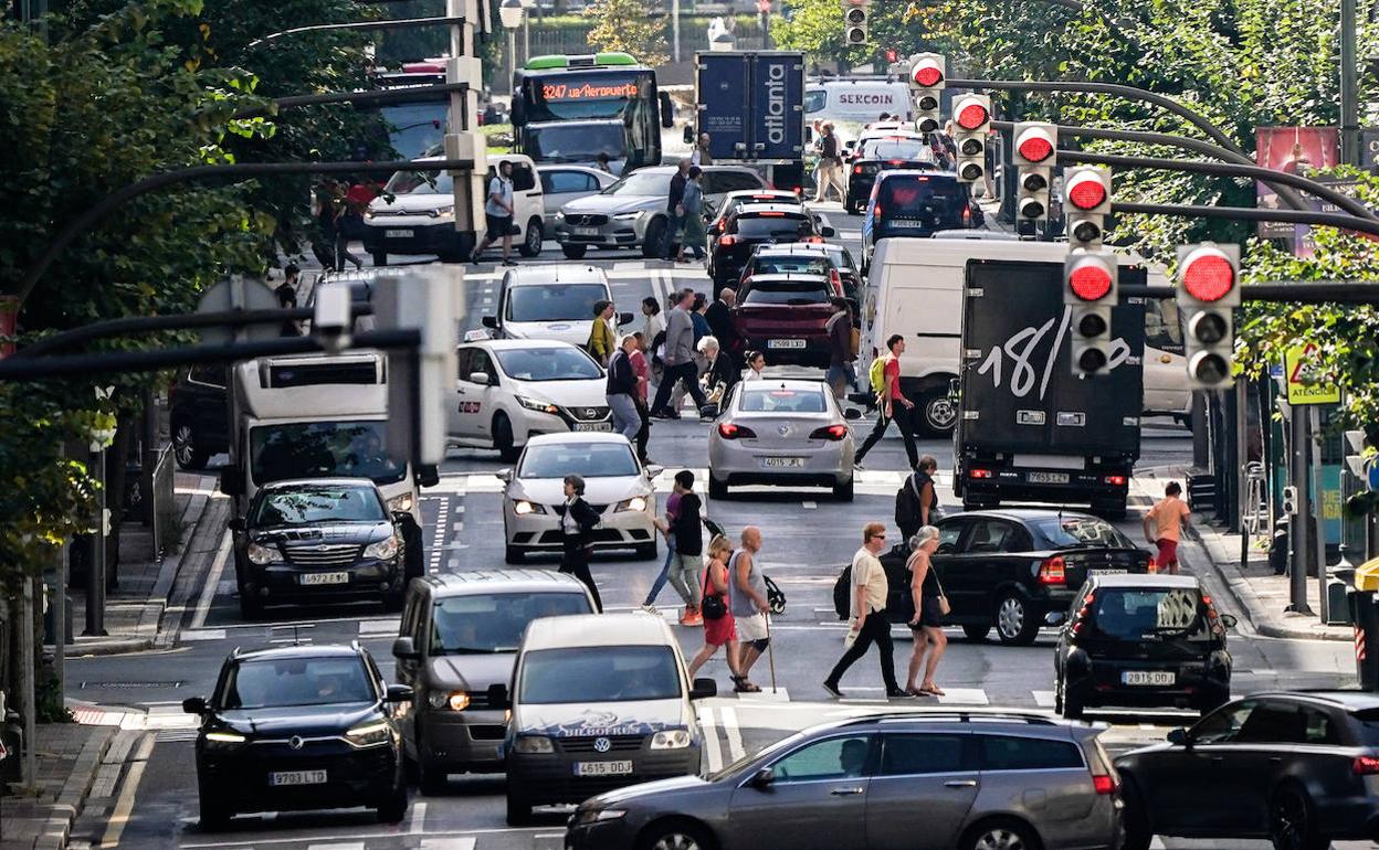 Tráfico en una calle de Bilbao.