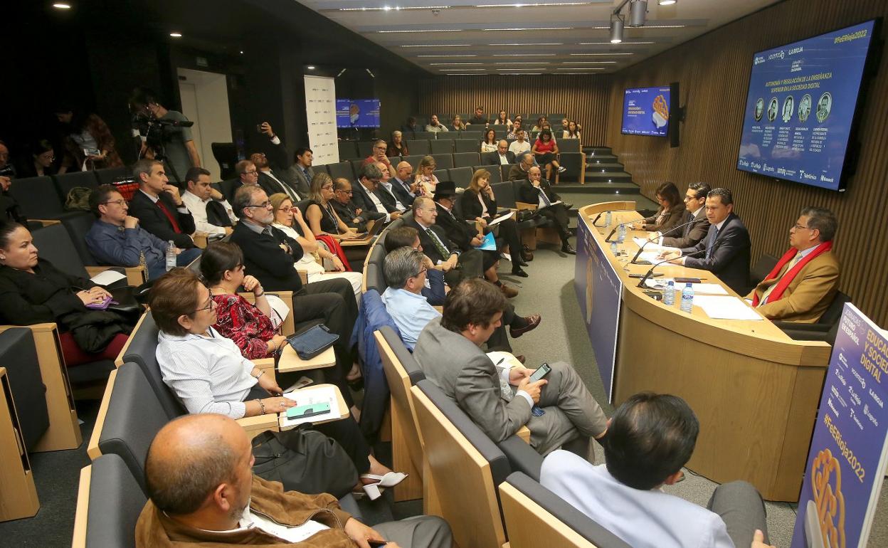 Público y ponentes de una de las mesas de debate celebrada en las instalaciones de UNIR. 