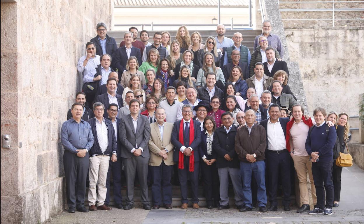 Autoridades académicas y participantes en el Foro, en al escalinata del patio de Yuso. 