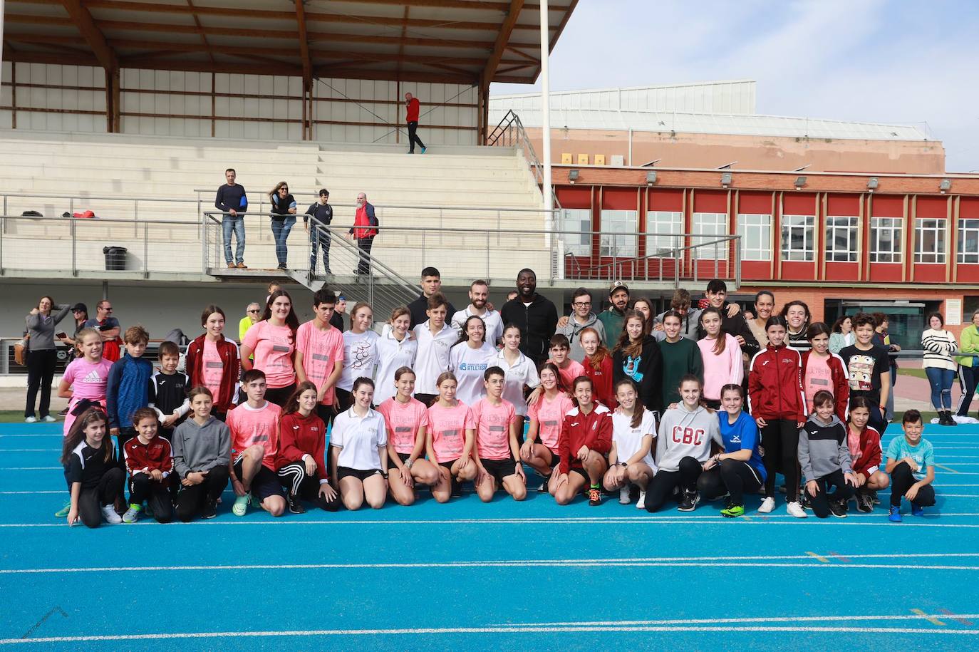 Parte de los atletas convocados por el CA Ultreia junto al campeón continental de 110 vallas. 