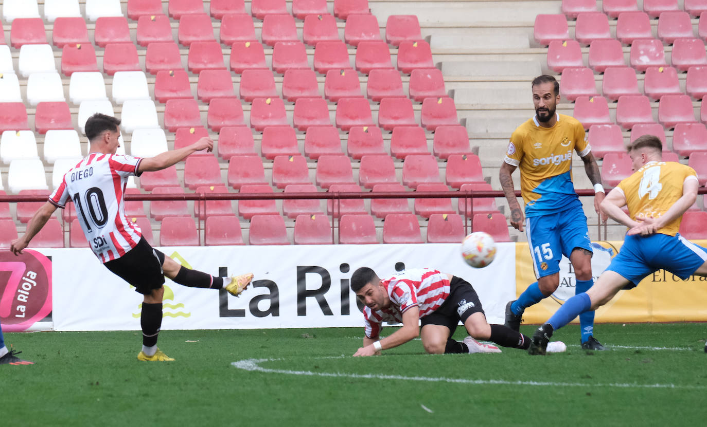 Fotos: La SD Logroñés cae ante el Nástic