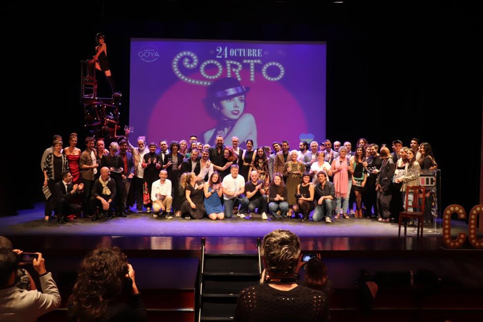 Fotografía de familia de los protagonistas de los cortos premiados en esta vigésimo cuarta edición del Festival de Cine de Arnedo. 