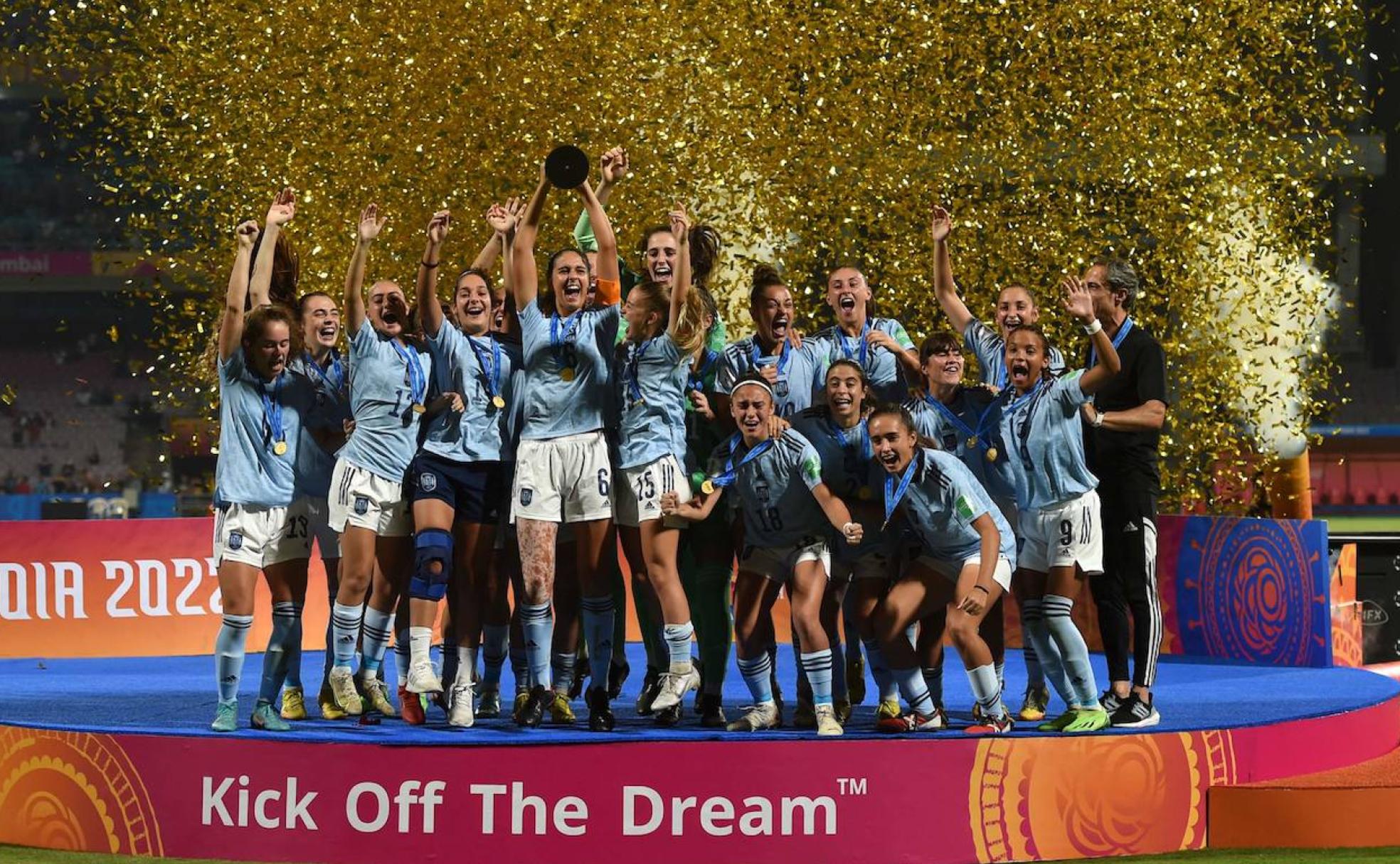 Sara Ortega (dorsal 15) celebra junto a sus compañeras el título mundial logrado en India. 