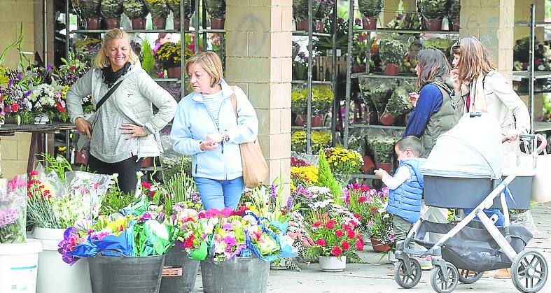 Imagen secundaria 2 - Compradores en el mercado que se abre este lunes y también en la mañana del martes. 