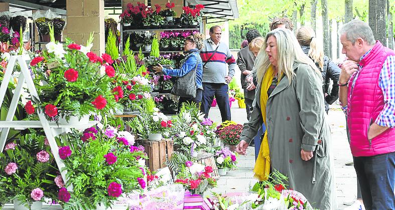 Imagen secundaria 1 - Compradores en el mercado que se abre este lunes y también en la mañana del martes. 