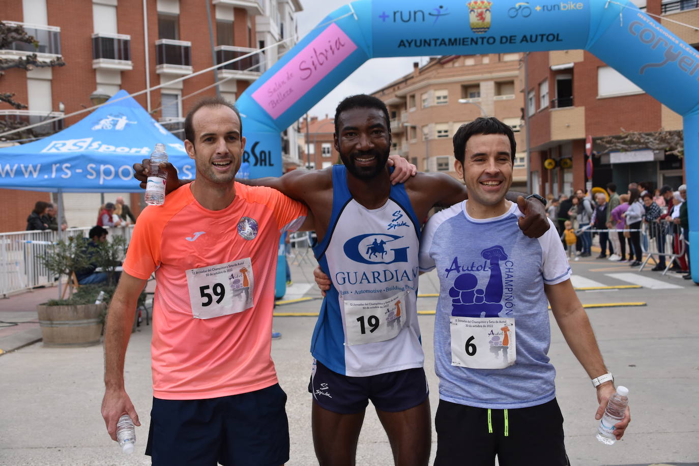 Foto de familia de tres corredores que coparon el podio de la prueba masculina en Autol. 