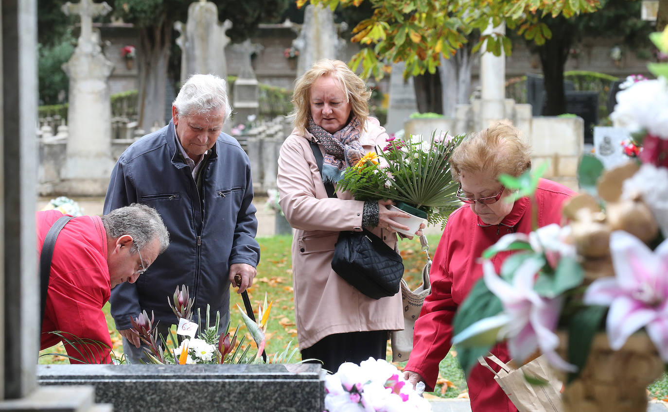 Fotos: Los logroñeses visitan y preparan el cementerio para el Todos los Santos