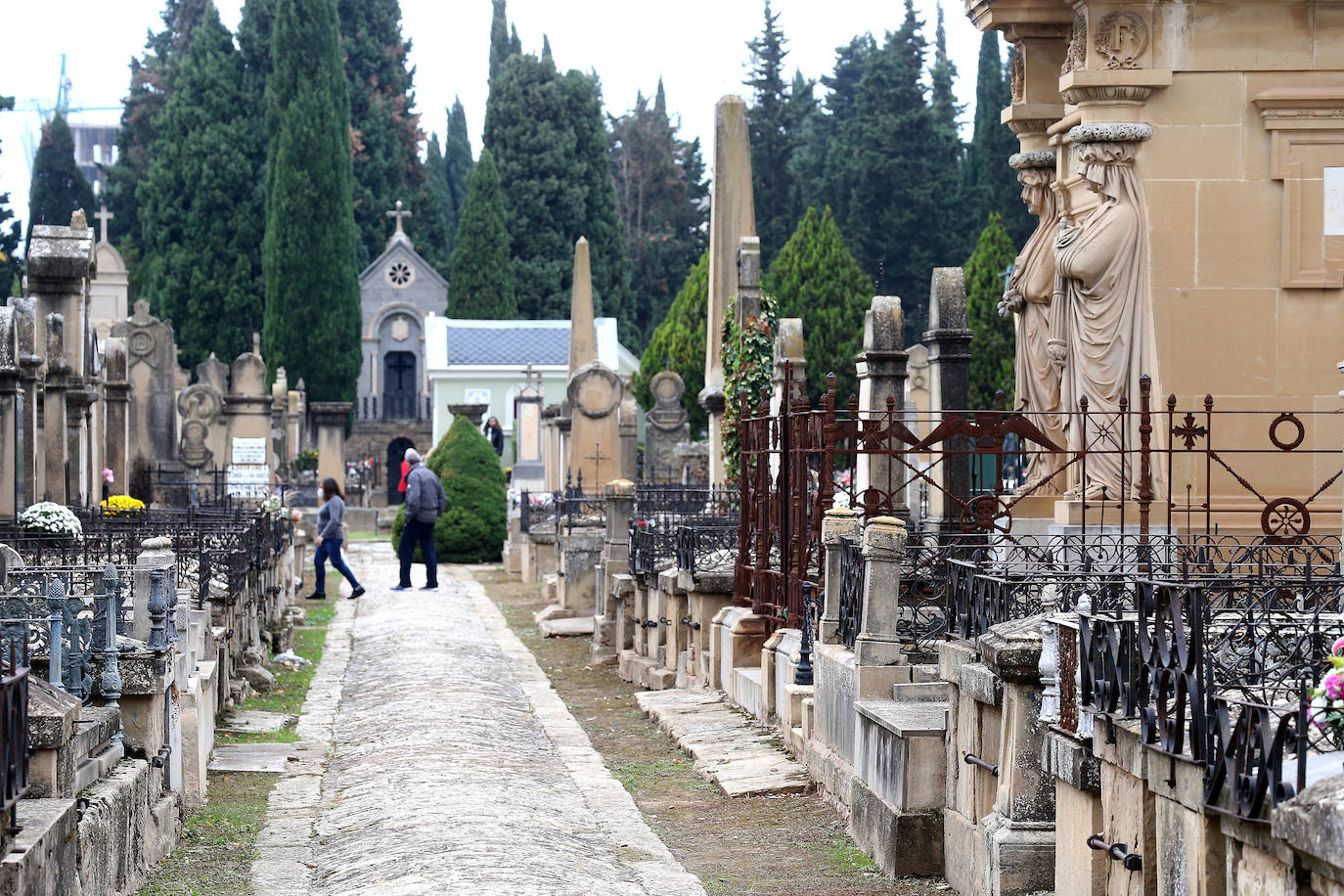 Fotos: Los logroñeses visitan y preparan el cementerio para el Todos los Santos