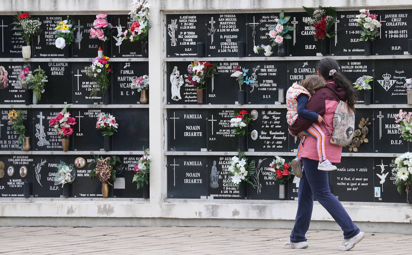 Fotos: Los logroñeses visitan y preparan el cementerio para el Todos los Santos