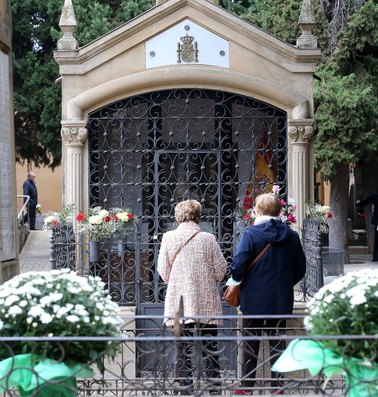 Fotos: Los logroñeses visitan y preparan el cementerio para el Todos los Santos