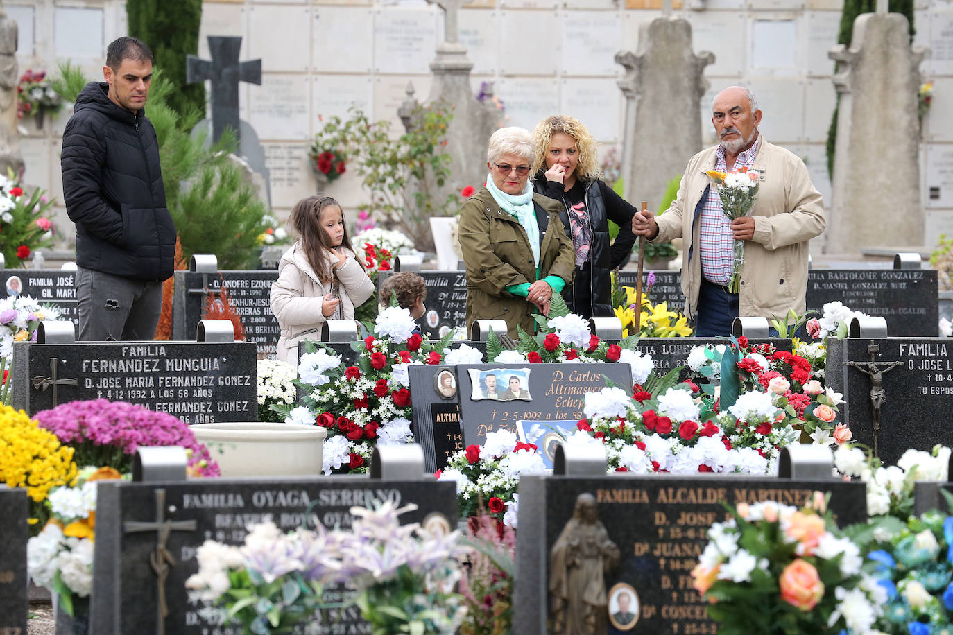 Fotos: Los logroñeses visitan y preparan el cementerio para el Todos los Santos