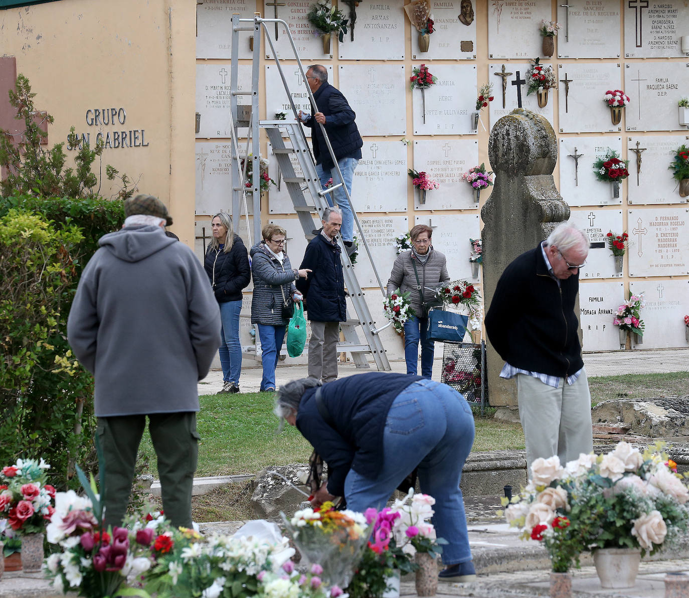 Fotos: Los logroñeses visitan y preparan el cementerio para el Todos los Santos