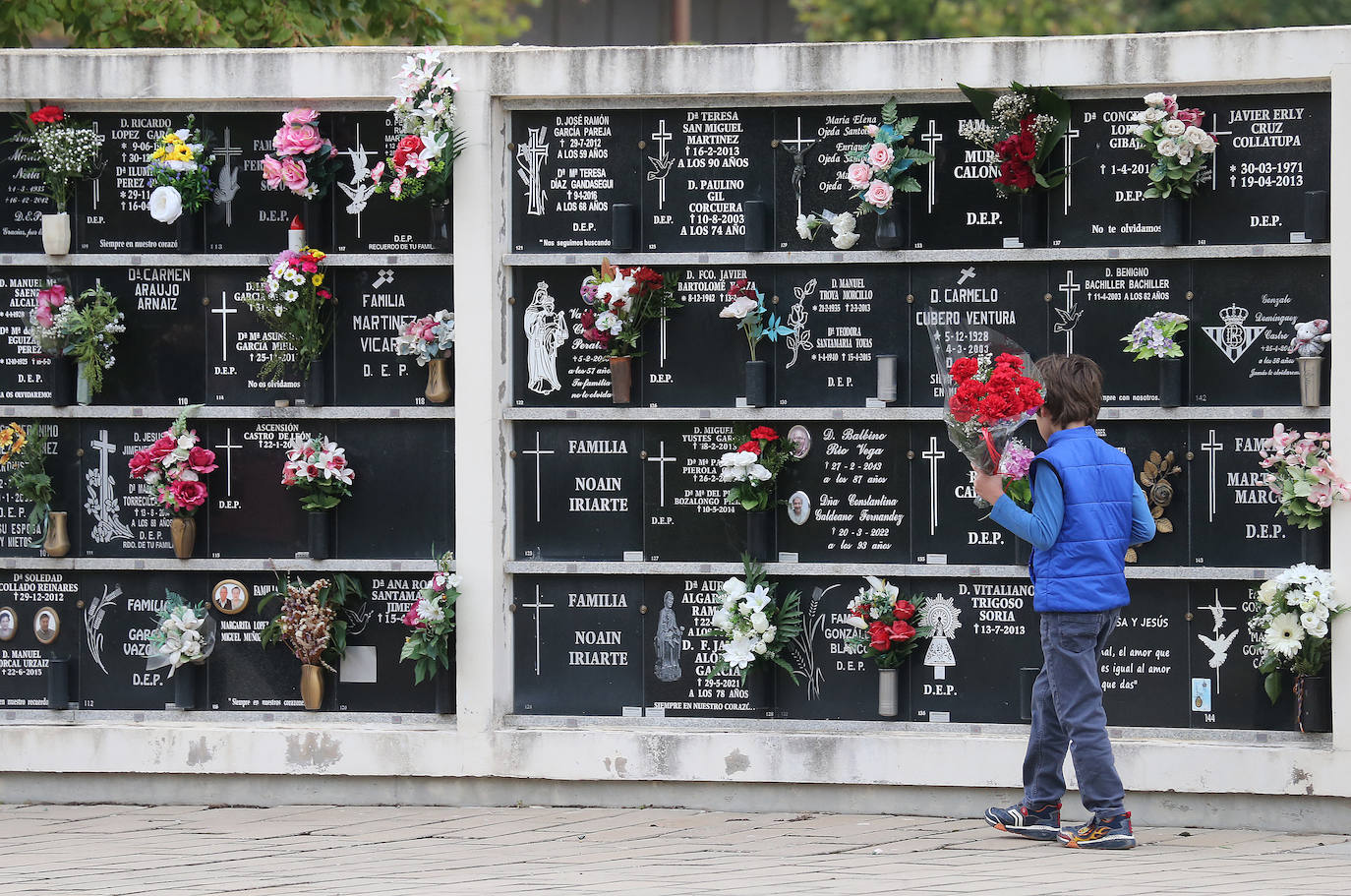 Fotos: Los logroñeses visitan y preparan el cementerio para el Todos los Santos