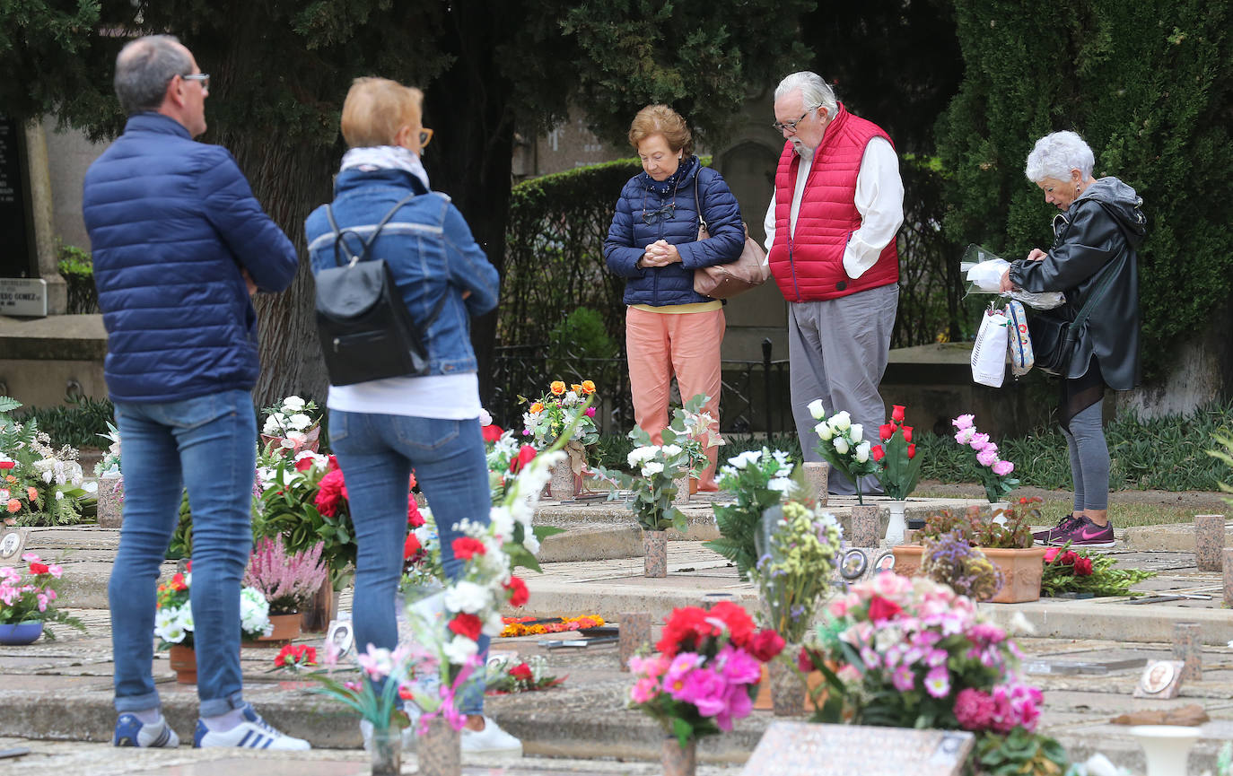 Fotos: Los logroñeses visitan y preparan el cementerio para el Todos los Santos