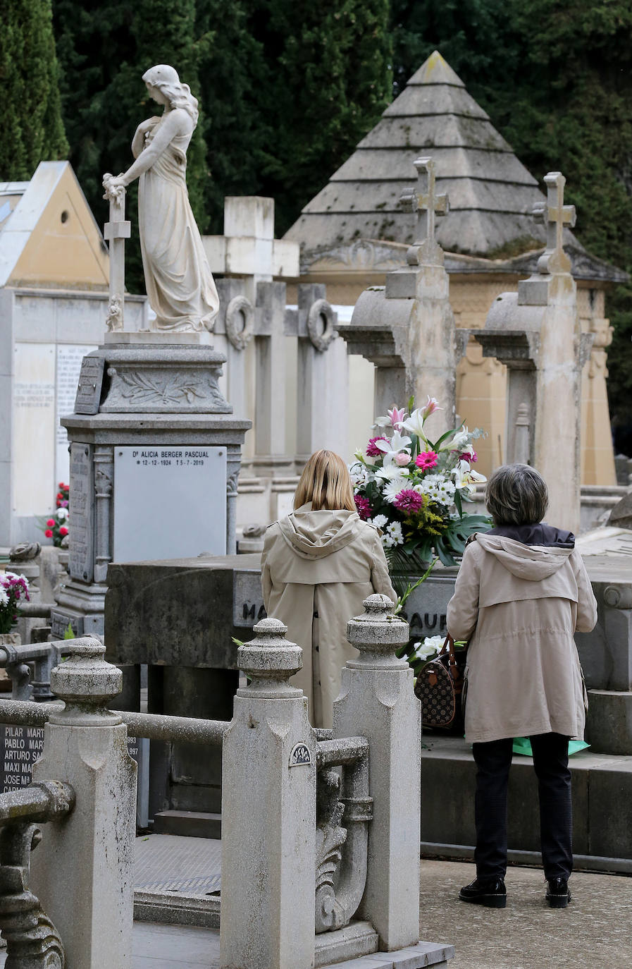 Fotos: Los logroñeses visitan y preparan el cementerio para el Todos los Santos